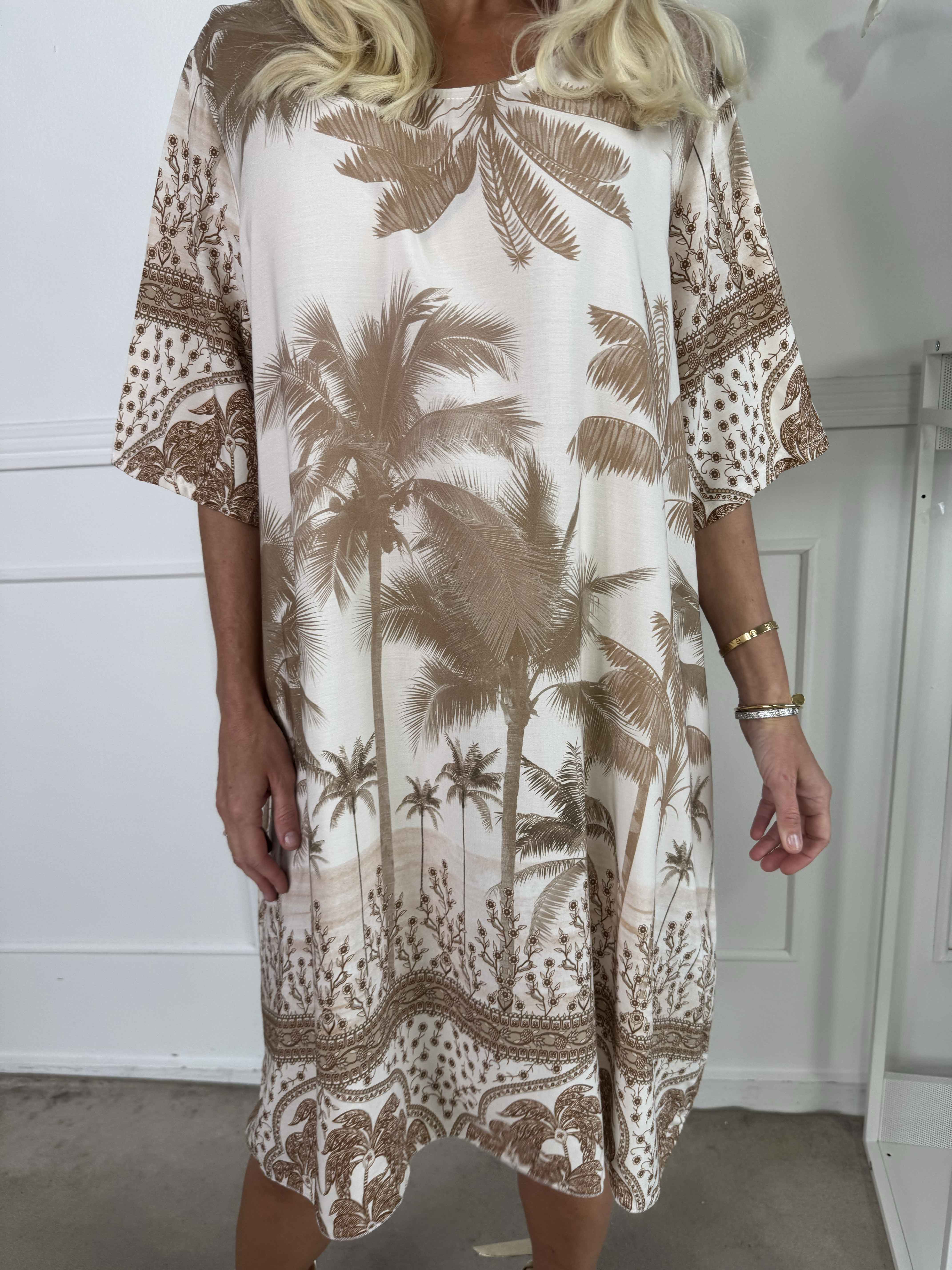 Julia - Sommerkjole med palmer og mønster